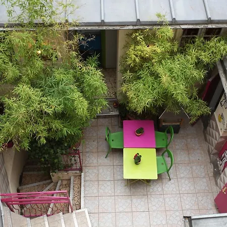 بيت شباب وودستوك مونمارتر باي هيفوفوستيلز باريس