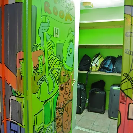 وودستوك مونمارتر باي هيفوفوستيلز بيت شباب باريس