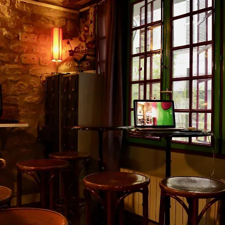 بيت شباب وودستوك مونمارتر باي هيفوفوستيلز