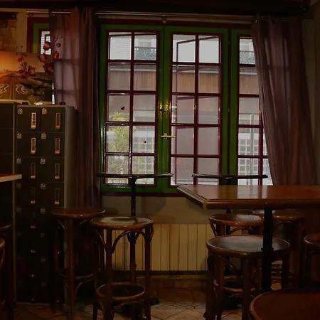 بيت شباب وودستوك مونمارتر باي هيفوفوستيلز