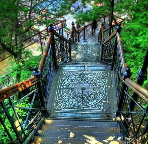 Woodstock Montmartre By Hiphophostels *